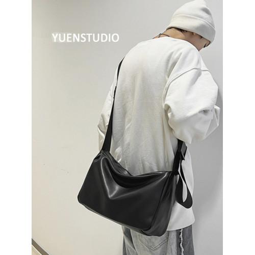 YUEN韓國ins軟皮高級感復古單肩斜背男女包包大容量枕頭中性挎包