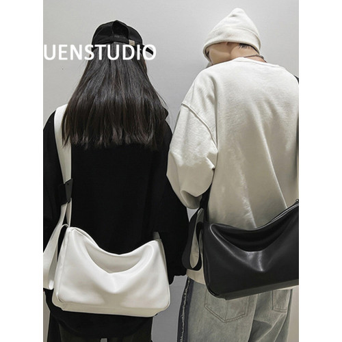 YUEN韓國ins軟皮高級感復古單肩斜背男女包包大容量枕頭中性挎包