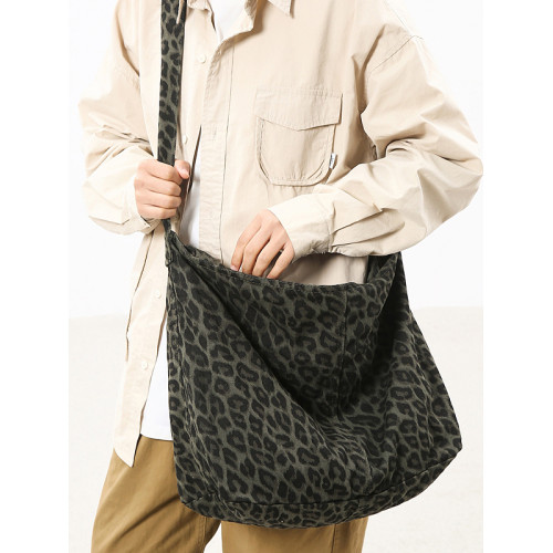 迷彩帆布大包2026新款個性豹紋潮斜後後背包男時尚復古單肩包女托特包