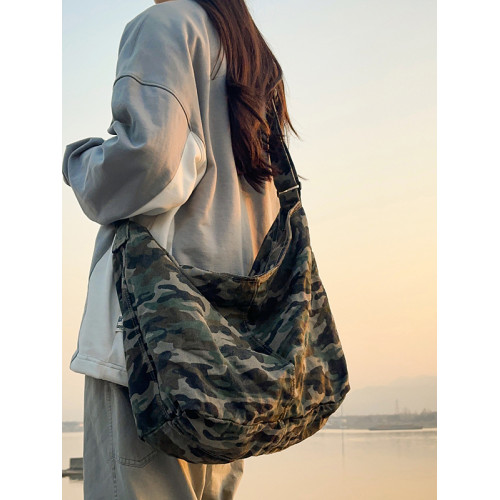 迷彩帆布大包2026新款個性豹紋潮斜後後背包男時尚復古單肩包女托特包