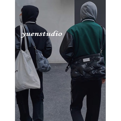 YUEN小衆設計款個性羽絨雲朵包太空棉枕頭包軟皮斜後後背包男女慵懶風