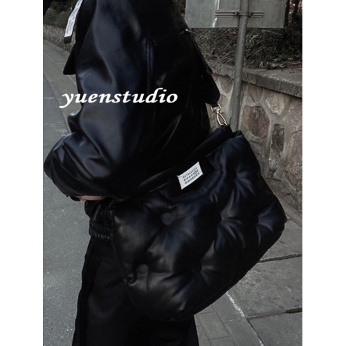 YUEN小衆設計款個性羽絨雲朵包太空棉枕頭包軟皮斜後後背包男女慵懶風