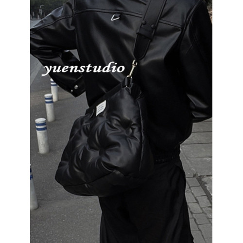 YUEN小衆設計款個性羽絨雲朵包太空棉枕頭包軟皮斜後後背包男女慵懶風