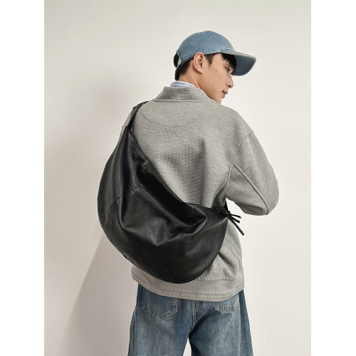 男士黑色PU皮餃子包情侶款大容量休閒通勤百搭街頭復古單肩斜後後背包