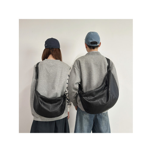 男士黑色PU皮餃子包情侶款大容量休閒通勤百搭街頭復古單肩斜後後背包