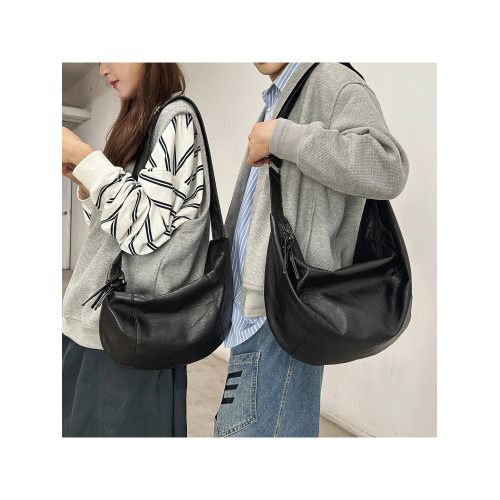 男士黑色PU皮餃子包情侶款大容量休閒通勤百搭街頭復古單肩斜後後背包