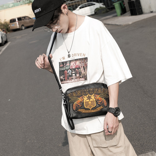 刺綉圖案男包單肩斜後後背包韓版男士休閒斜後後背包橫款潮牌時尚運動包包