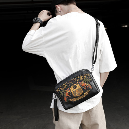 刺綉圖案男包單肩斜後後背包韓版男士休閒斜後後背包橫款潮牌時尚運動包包