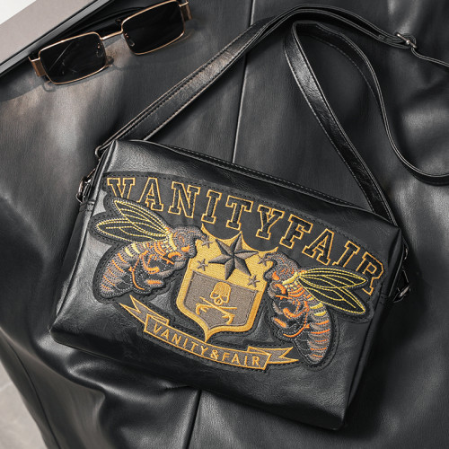 刺綉圖案男包單肩斜後後背包韓版男士休閒斜後後背包橫款潮牌時尚運動包包