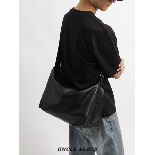 UncleBlack牛皮大容量慵懶風斜後後背包男款高級感休閒通勤簡約單肩包