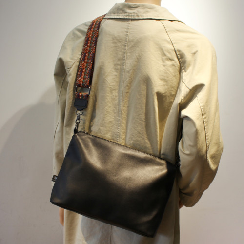 Threebox斜後後背包男士包包超火通勤軟皮大包2025新款潮流ipad單肩包