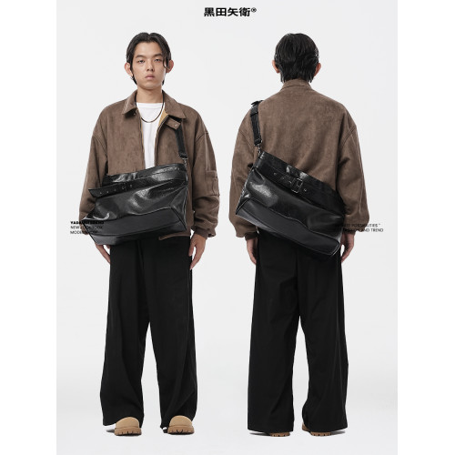 爆裂紋斜後後背包男款高級感大容量男生2025新款時尚休閒包女生通勤包