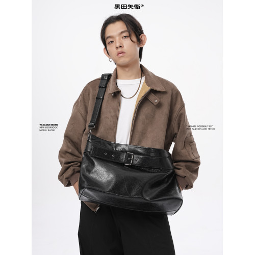 爆裂紋斜後後背包男款高級感大容量男生2025新款時尚休閒包女生通勤包