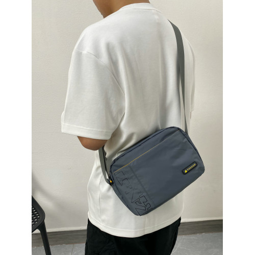 火狐休閒輕便斜後後背包橫款多格層防水尼龍布小包男士通勤百搭單肩包