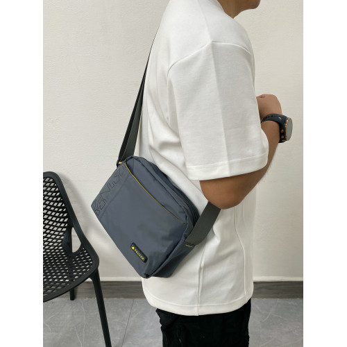 火狐休閒輕便斜後後背包橫款多格層防水尼龍布小包男士通勤百搭單肩包