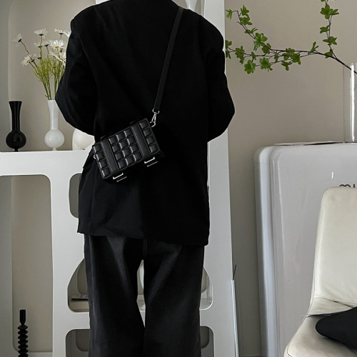 高級感硬盒小方包ins風男潮流斜後後背包盒子手機包韓版巧克力方塊包