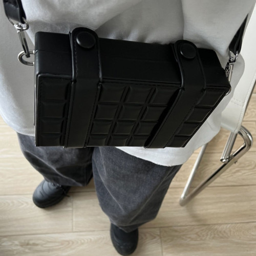 高級感硬盒小方包ins風男潮流斜後後背包盒子手機包韓版巧克力方塊包