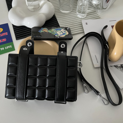 高級感硬盒小方包ins風男潮流斜後後背包盒子手機包韓版巧克力方塊包