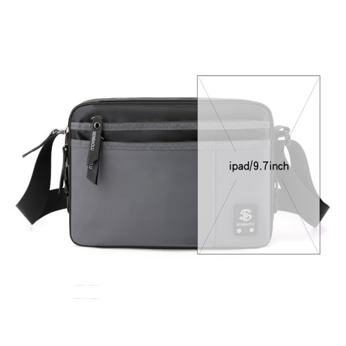 男士斜後後背包2023新款單肩包防潑水郵差包尼龍布後後背包橫款大容量男包