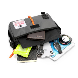 2022新款斜後後背包男休閒運動挎包輕便尼龍小後後背包橫版單肩包男士包包