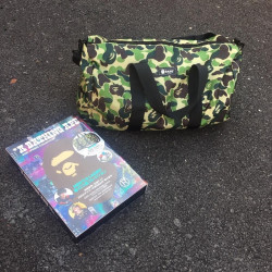 外星伴侶Bape迷彩猿人頭潮流單肩包手提斜後後背包旅行包運動桶包