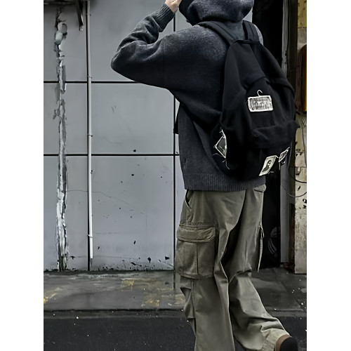褶皺口袋深灰毛氈雙肩後後背包 補丁裝飾詮釋復古街頭風