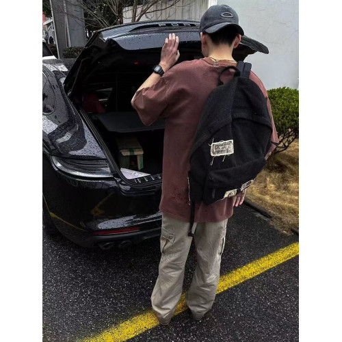 褶皺口袋深灰毛氈雙肩後後背包 補丁裝飾詮釋復古街頭風