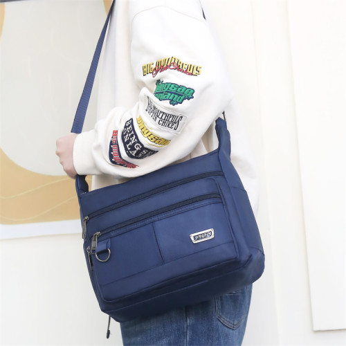 新款男士單肩包多層大容量斜後後背包男時尚百搭輕便旅行休閒防水後後背包