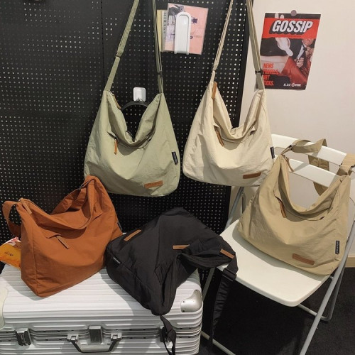 大容量日系斜後後背包防潑水尼龍布郵差包休閒大學生單肩包純色托特包