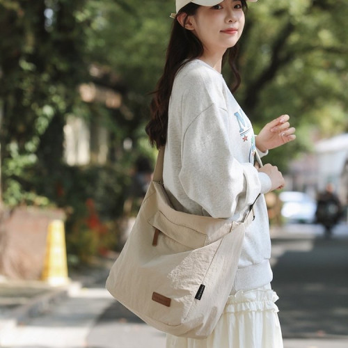 大容量日系斜後後背包防潑水尼龍布郵差包休閒大學生單肩包純色托特包