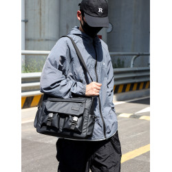 斜後後背包男款大容量運動機能風挎包登山工裝包單肩男包設計感郵差包