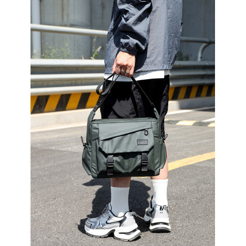 斜後後背包男款大容量運動機能風挎包登山工裝包單肩男包設計感郵差包