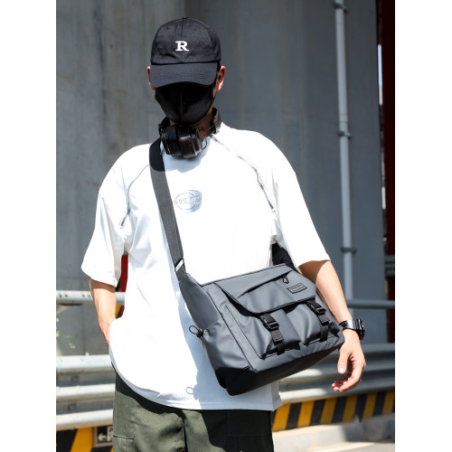 斜後後背包男款大容量運動機能風挎包登山工裝包單肩男包設計感郵差包