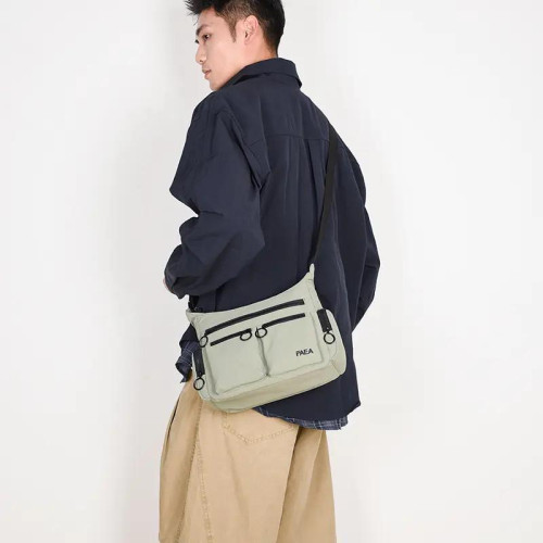 秋冬新款男女同款單肩斜後後背包工裝風專櫃款通勤牛津布包輕便大容量