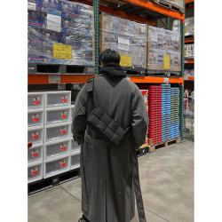 2023秋冬新款男士潮流通勤斜後後背包海綿編織大容量單肩包休閒枕頭包