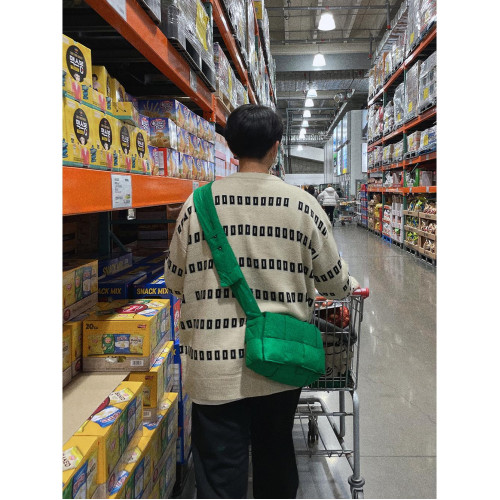 2023秋冬新款男士潮流通勤斜後後背包海綿編織大容量單肩包休閒枕頭包