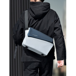 男士斜後後背包通勤運動潮牌胸包男款郵差包騎行包機車後後背包男生單肩包