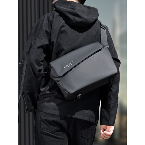 男士斜後後背包通勤運動潮牌胸包男款郵差包騎行包機車後後背包男生單肩包