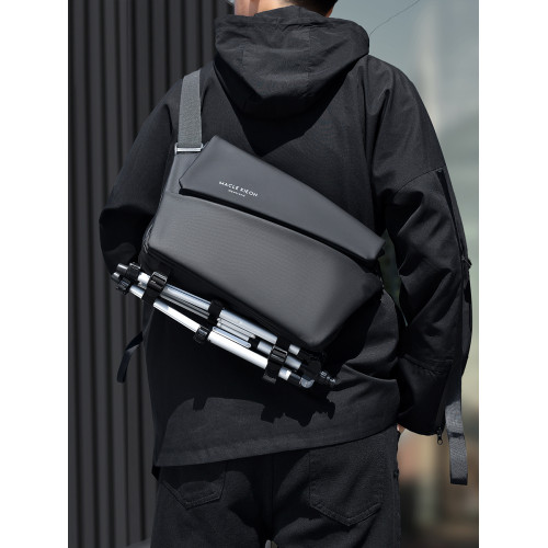 男士斜後後背包通勤運動潮牌胸包男款郵差包騎行包機車後後背包男生單肩包