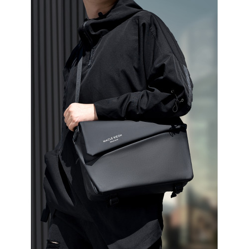 男士斜後後背包通勤運動潮牌胸包男款郵差包騎行包機車後後背包男生單肩包