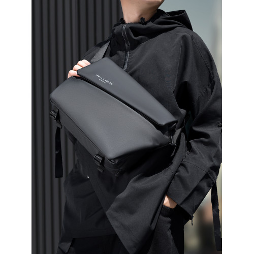 男士斜後後背包通勤運動潮牌胸包男款郵差包騎行包機車後後背包男生單肩包