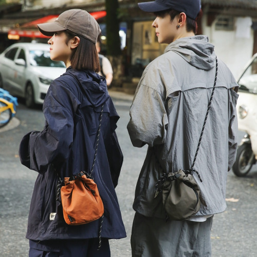 手機斜後後背包男女中性風戶外運動小挎包束口水桶包潮牌迷你單肩包