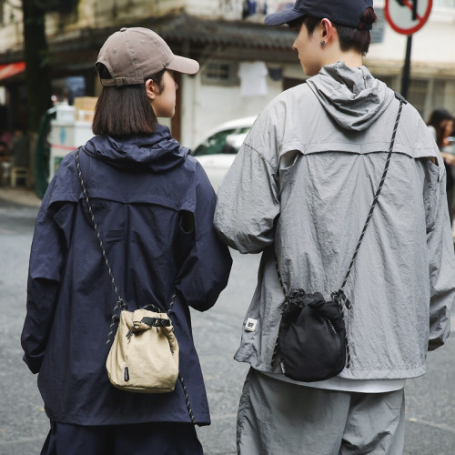 手機斜後後背包男女中性風戶外運動小挎包束口水桶包潮牌迷你單肩包