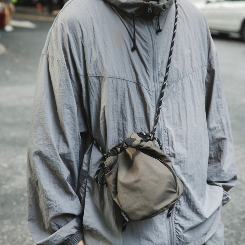 手機斜後後背包男女中性風戶外運動小挎包束口水桶包潮牌迷你單肩包