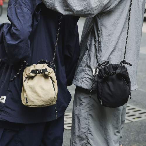 手機斜後後背包男女中性風戶外運動小挎包束口水桶包潮牌迷你單肩包