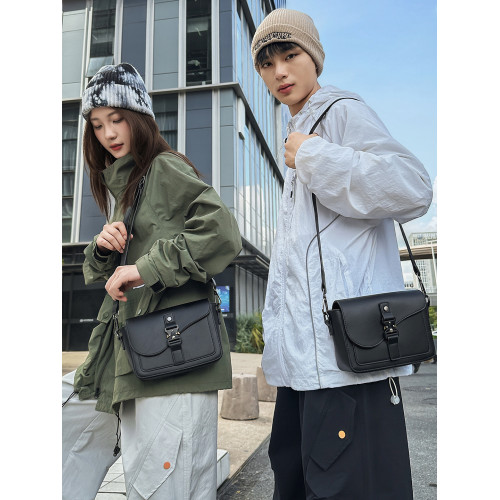 單肩包男生小衆高級感休閒斜後後背包時尚潮流質感小方包女通勤手機包