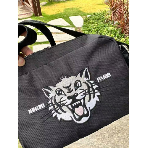 24新品休閒簡約大容量撞色男女同款微標老虎圖案字母單肩斜後後背包