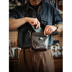 2025新款佐也原創輕便隨身迷你小包潮牌真皮男士手機包單肩斜後後背包