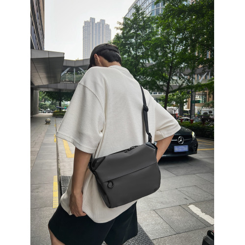 日系港風純色無印斜後後背包男簡約郵差包運動輕便防水胸包工裝單肩包