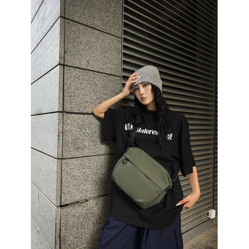 日系港風純色無印斜後後背包男簡約郵差包運動輕便防水胸包工裝單肩包